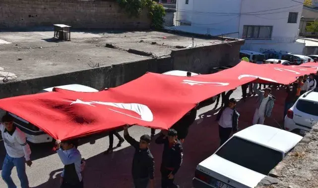 Siverek'te cumhuriyetin 101. yılında 101 öğrenci dev bayrakla kaleye çıktı