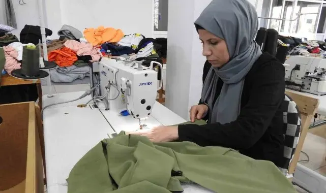 İhtiyaç sahibi kadınlar ve yetim anneleri dikiş atölyesinde meslek öğreniyor