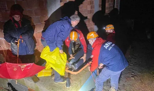 Rize'de heyelan riski nedeniyle bir ev tahliye edildi, yaşlı hasta sedye ile taşındı