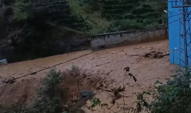 Rize'de heyelan nedeniyle mahalle yolları ulaşıma kapandı