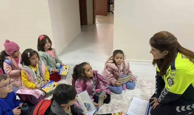 Polisten çocuklara trafik eğitimi