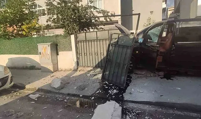 Arnavutköy'de kontrolden çıkan VIP minibüs binanın bahçesine daldı