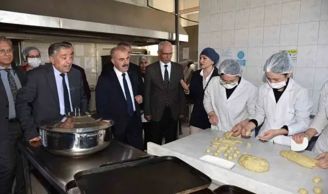 Meslek Lisesi öğrencileri hem üretiyor, hem satıyor