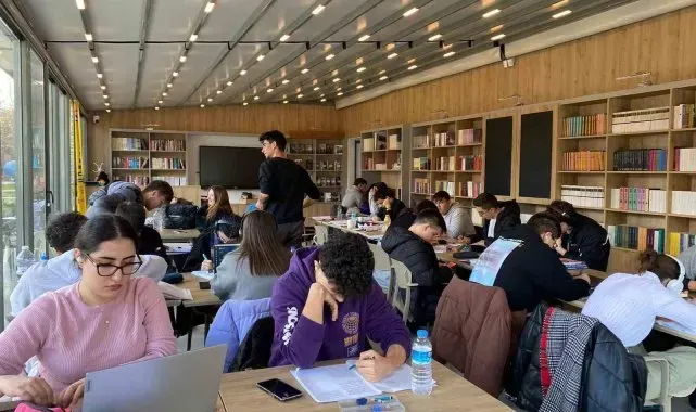 Bayraklı'nın kütüphanelerinde çalıştılar, üniversiteli oldular