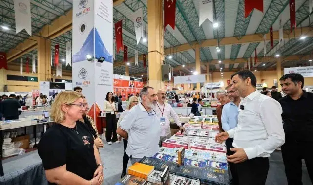 Denizli Kitap Fuarında yazar yağmuru sürüyor