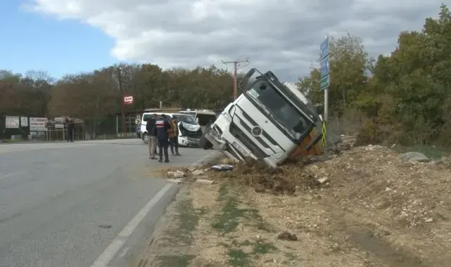 Çatalca'da minibüsle çarpışan hafriyat kamyonu devrildi: 1 yaralı
