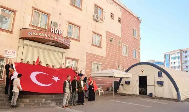 Diyarbakır anneleri TUSAŞ saldırısı nedeniyle PKK'yı lanetledi