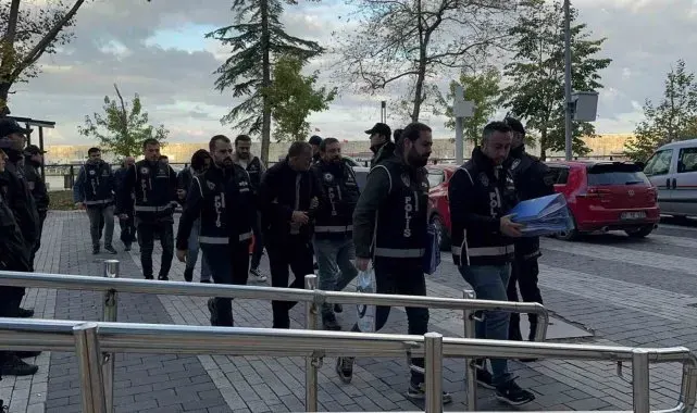 Aklen malul kişileri dolandırıp kartlarını kullanıp kredi çektirmişler