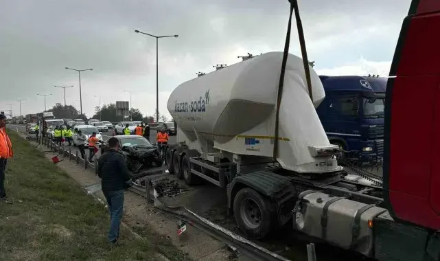 TEM'de karşı şeride geçen tanker ortalığı karıştırdı: 2 yaralı