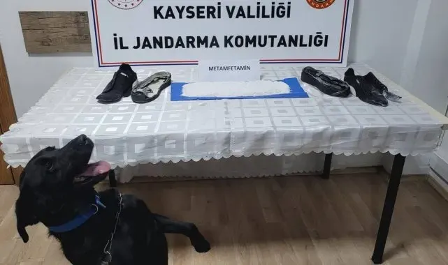 Ayakkabıya gizlenmiş 1 kilo uyuşturucu bulundu