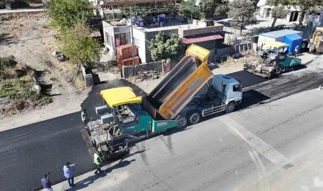 Büyükşehir, Türkoğlu'nun ana caddesinde asfalta başladı