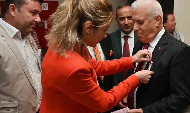 Meme kanserine 'pembe kurdele' ile dikkat çekildi