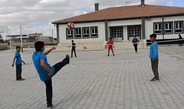 Eskil'deki okullarda ayak tenisi müsabakaları başladı