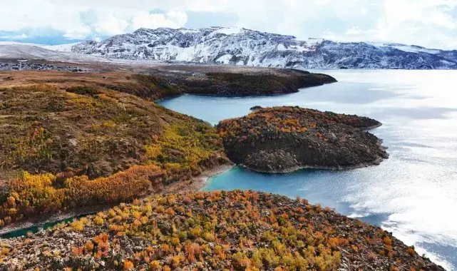 Nemrut Kalderası'nın bir yanı sonbahar bir yanı kış