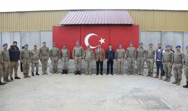 Vali Usta, üs bölgesinde Mehmetçik ile bir araya geldi