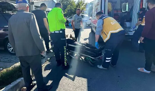 Motosiklet, park halindeki otomobile çarptı: 1 yaralı