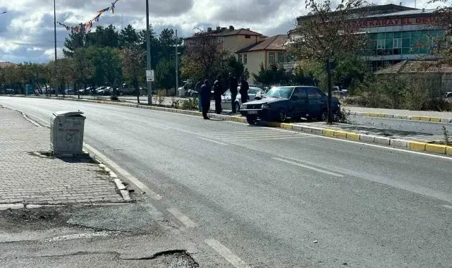 Tırla çarpışan otomobil refüje çıktı