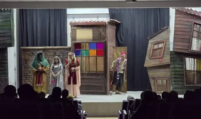 Yetişkinler ve çocuklar tiyatro ile eğlendi