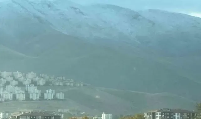 Malatya'da mevsimin ilk kar yağışı Beydağı'na yağdı