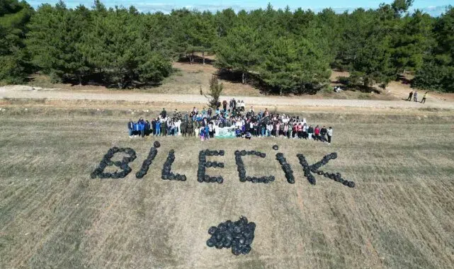 O kadar çöp topladılar ki poşetleriyle 'Bilecik' yazdılar