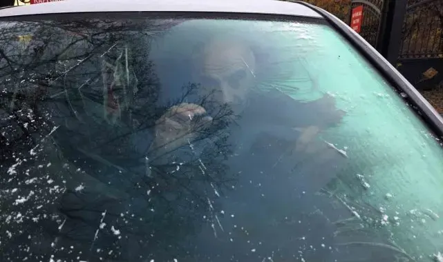 Kars buz kesti, araçların camları dondu