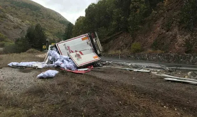 Kontrolden çıkan plastik boru yüklü tır yola devrildi