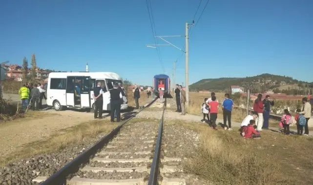 Tavşanlı'da öğrenci servisi trenin arka vagonuna çarptı