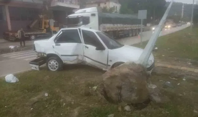 Amasya'da refüje dalan otomobil aydınlatma direğine çarptı: 1 yaralı