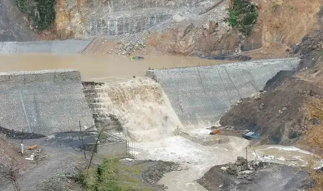 İnşaat halindeki gölette sel sularının altında kalan iş makineleri kurtarılmayı bekliyor