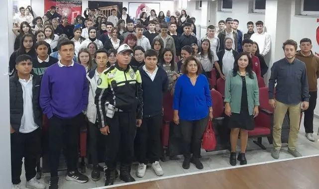 Salihli'de polis, öğrencilere trafik eğitimi verdi