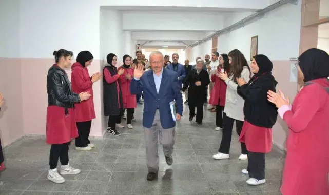 Emekli olan 40 yıllık öğretmene öğrencileri alkışlarla veda etti