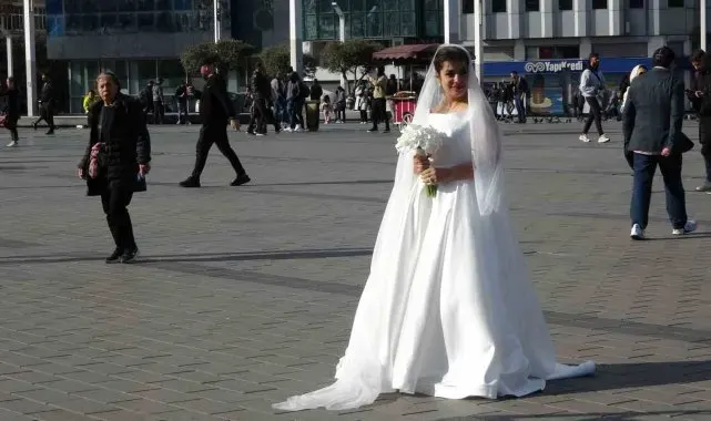 Taksim'de İranlı gelin ve damada yoğun ilgi
