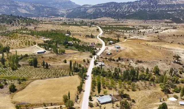 Mut'ta yol bakım çalışmaları sürüyor