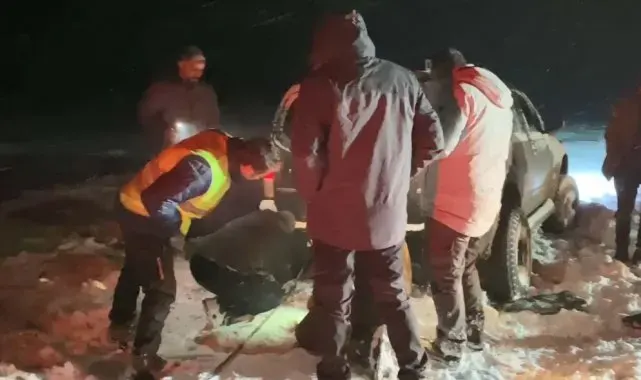 Artvin'de kar nedeniyle araçlarıyla mahsur kalan 4 kişi kurtarıldı