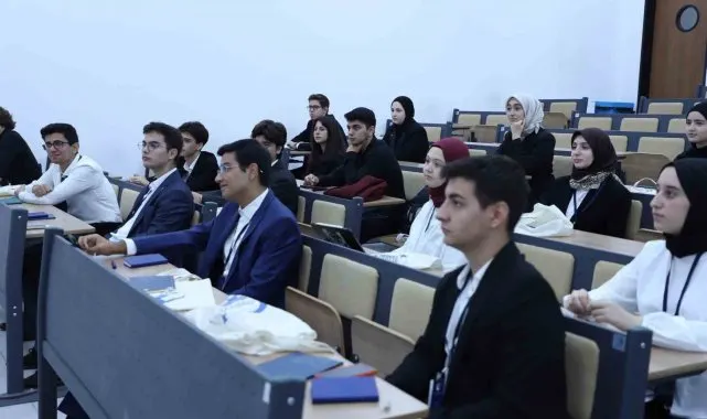 Liseli gençler merkez mecliste gündemi değerlendirdi